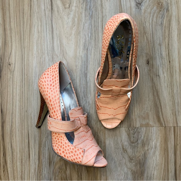 BCBG "Lady" Coral Peach Alligator/Crocodile Open Toe Stiletto Heels Size 6.5 - Picture 2 of 10